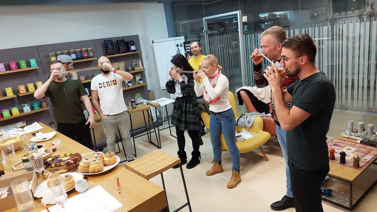 Minute to win aktivita ako súčasť vianočenej párty hry v interiéri s kolegami.