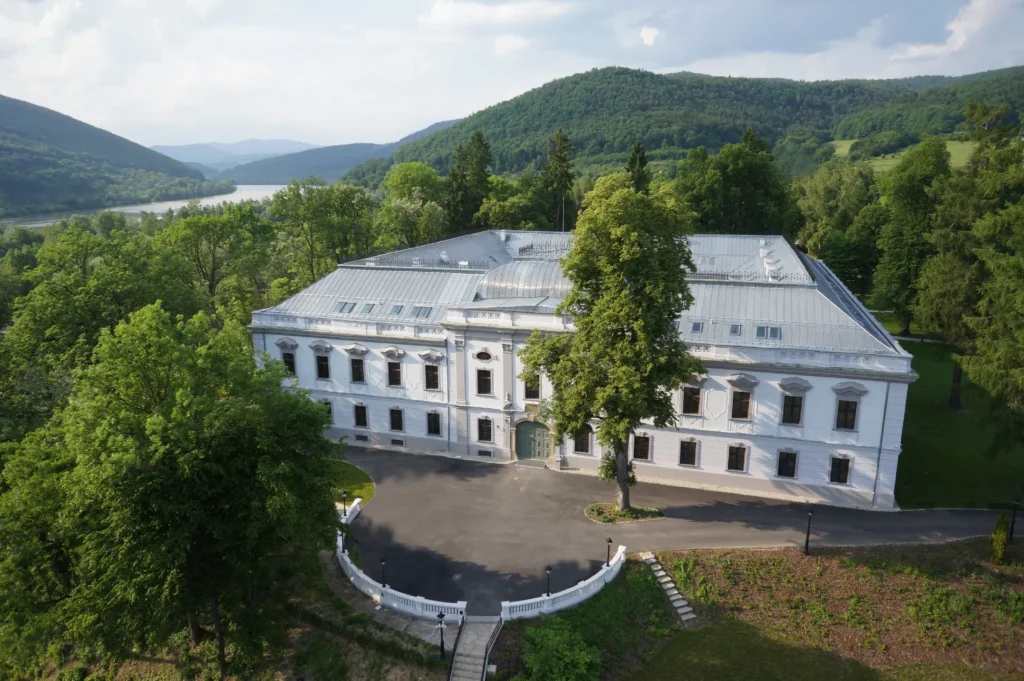 Orlovský kaštieľ obklopený zeleňou je dejiskom zábavnej interiérovo-exteriérovej šifrovacej hry.