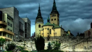 Historické centrum Žiliny s dominantnou katedrálou, kde sa odohráva náročná mestská šifrovacia hra Červená stopa.