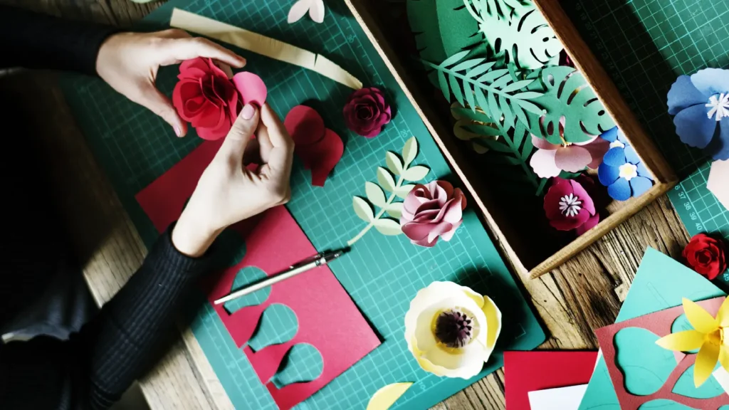 Kreatívny workshop na teambuildingu – výroba papierových dekorácií a handmade tvorba