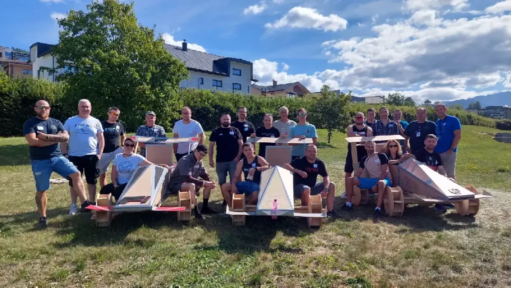 Tím stavia a prezentuje vlastné F1 vozidlá počas teambuildingovej aktivity