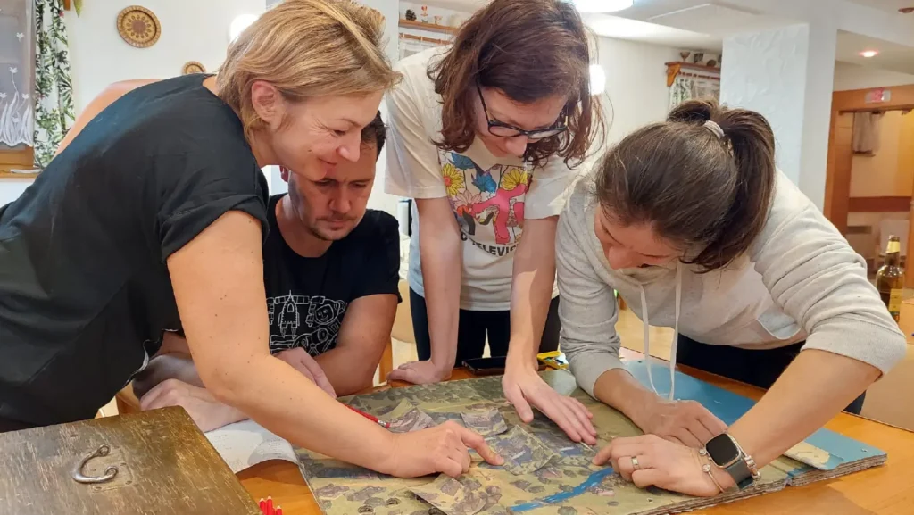 Tím rieši úlohy pri kufríkovej escape room – teambuilding zameraný na spoluprácu a logické myslenie