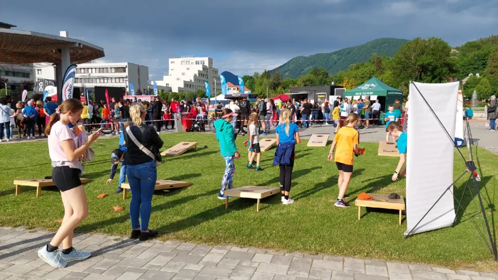 Účastníci hrajú cornhole počas teambuildingu – zábavná pohybová aktivita pre veľké skupiny