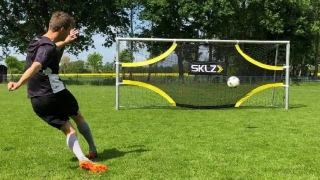 Účastník teambuildingu kope futbalovú penaltu na presnosť do brány