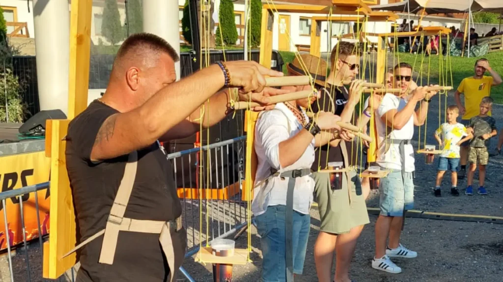 Účastníci ovládajú pivný žeriav, snažia sa napiť piva a pri tom sa neobliať – zábavná teambuildingová aktivita