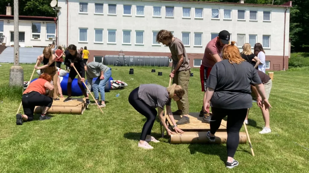 Tím prekonáva trať na plti na suchu – teambuildingová aktivita zameraná na spoluprácu a koordináciu