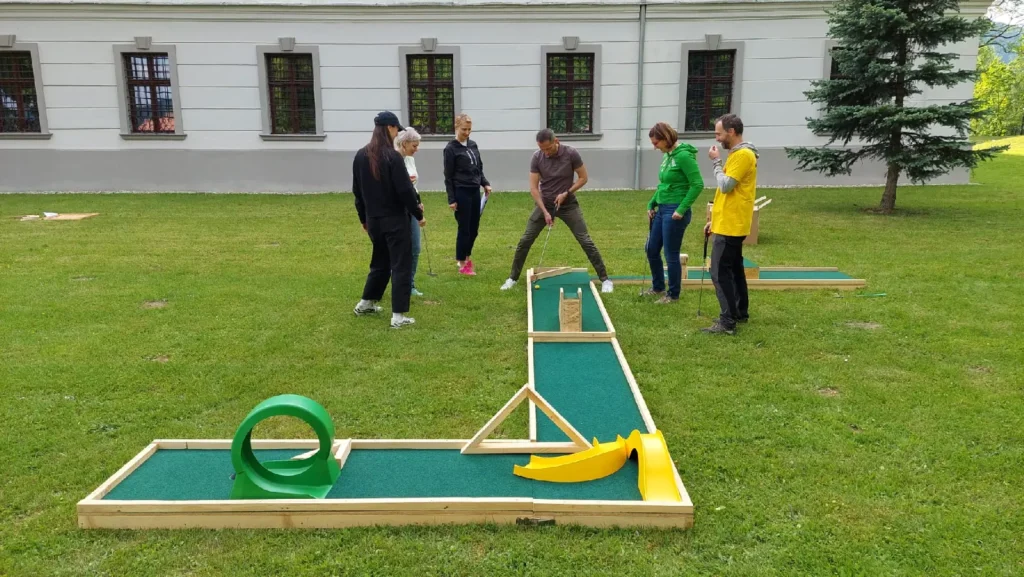 Tím hrá prenosný minigolf počas teambuildingu – zábavná pohybová aktivita pre všetkých
