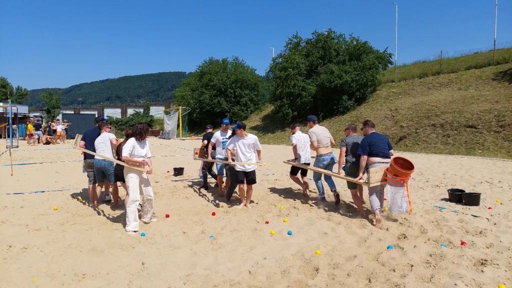 Tímy súťažia v aktivite vikingské lode – snažia sa trafiť loptičky do obruče súpera a ochrániť svoju loď
