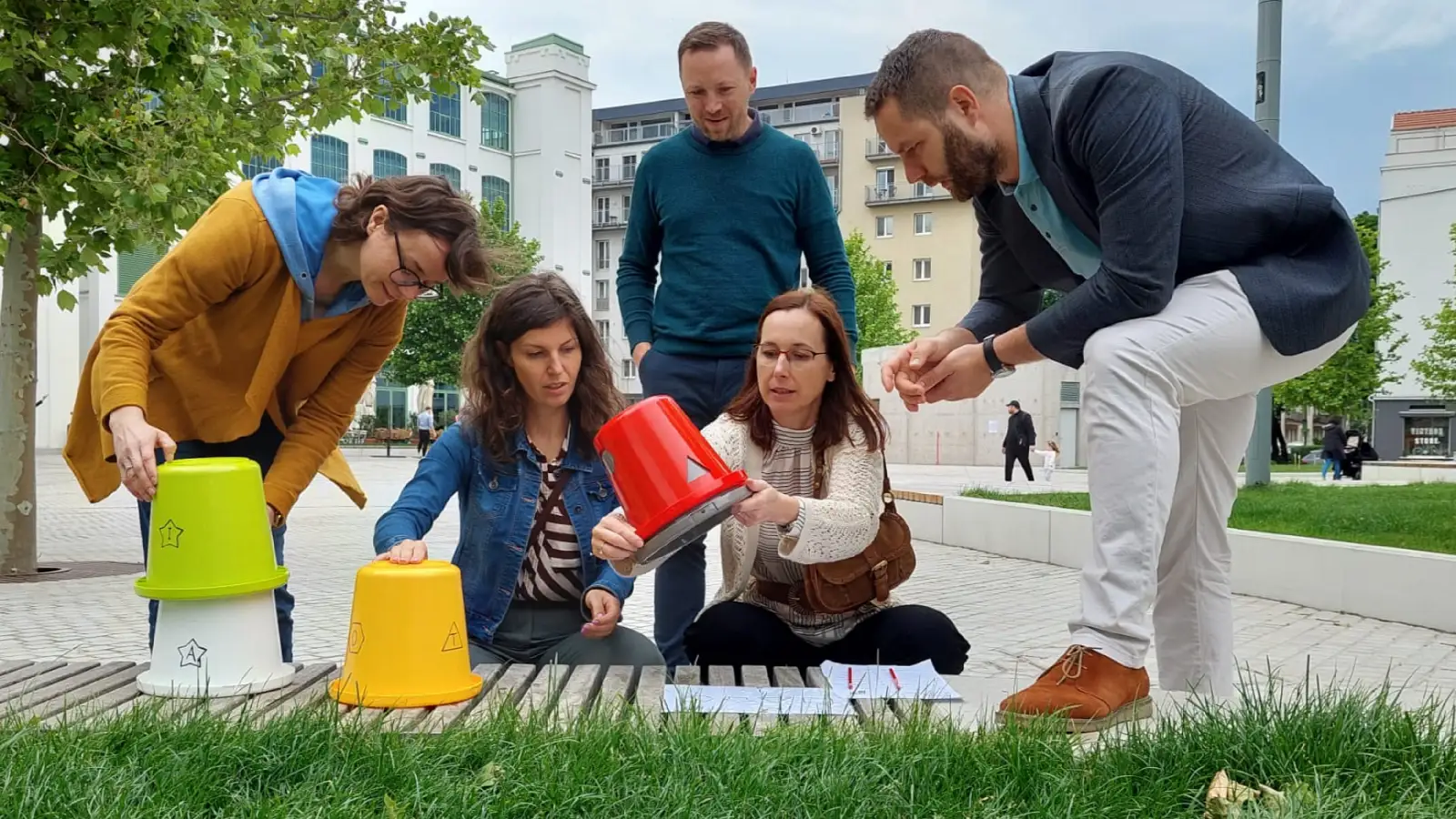 Tím hrá počas teambuildingu šifrovaciu hru. Snažia sa vylúštiť kýblikovú šifru – spolupráca, logické myslenie a komunikácia