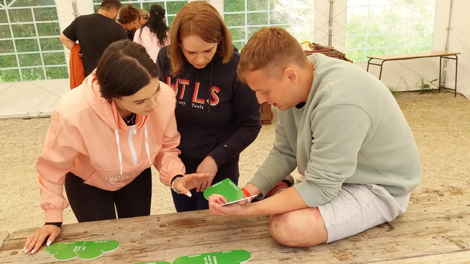 Tím spolupracuje pri lúštení šifry počas šifrovacej hry na mieru