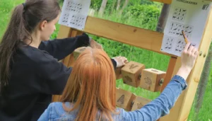 Tím lúšti fyzickú šifru počas teambuildingovej šifrovacej hry