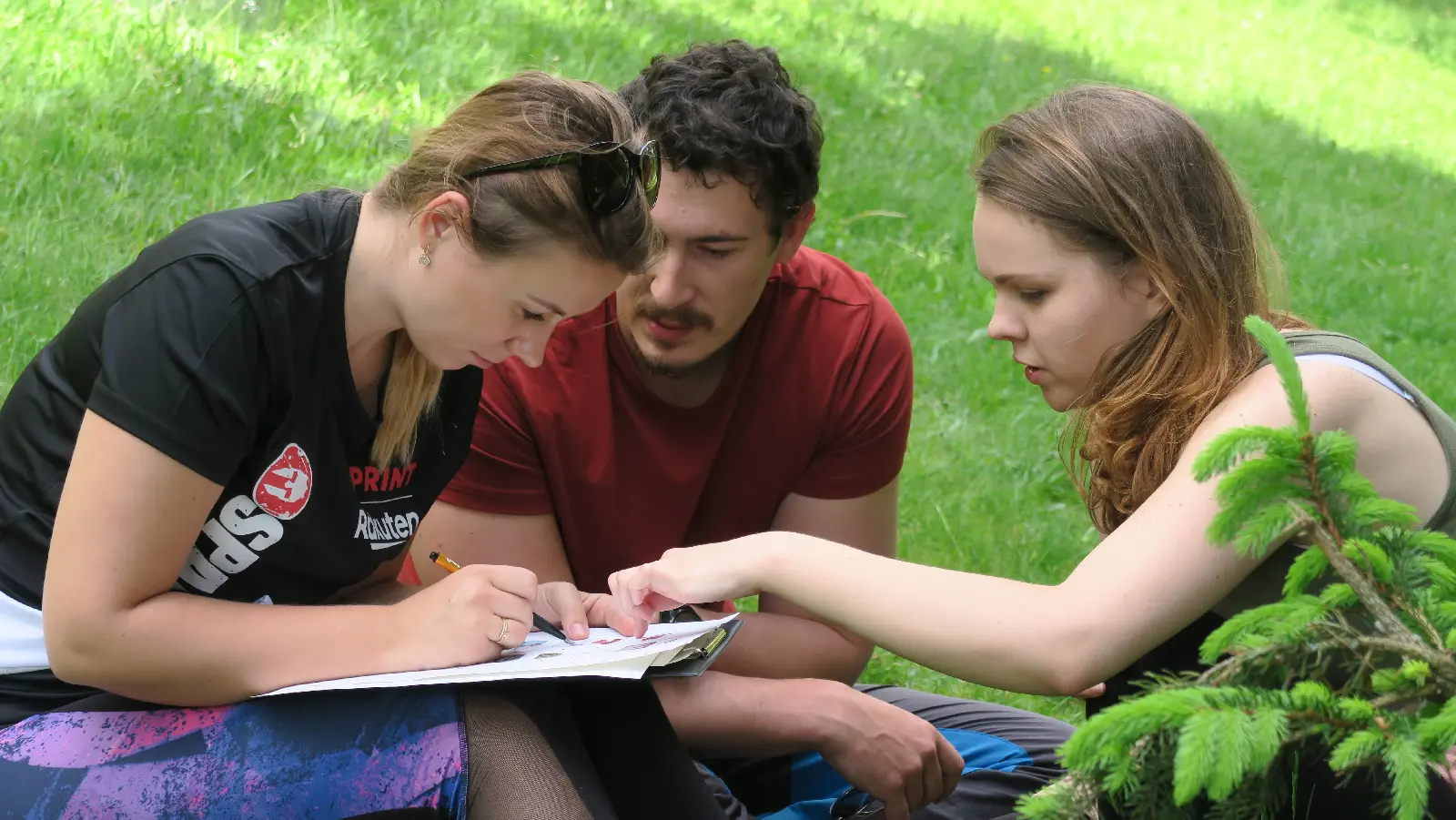 Tím spolupracuje pri riešení úlohy počas šifrovacej hry v prírode