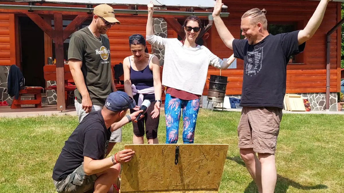 Tím oslavuje otvorenie truhlice s pokladom na konci šifrovacej hry na mieru