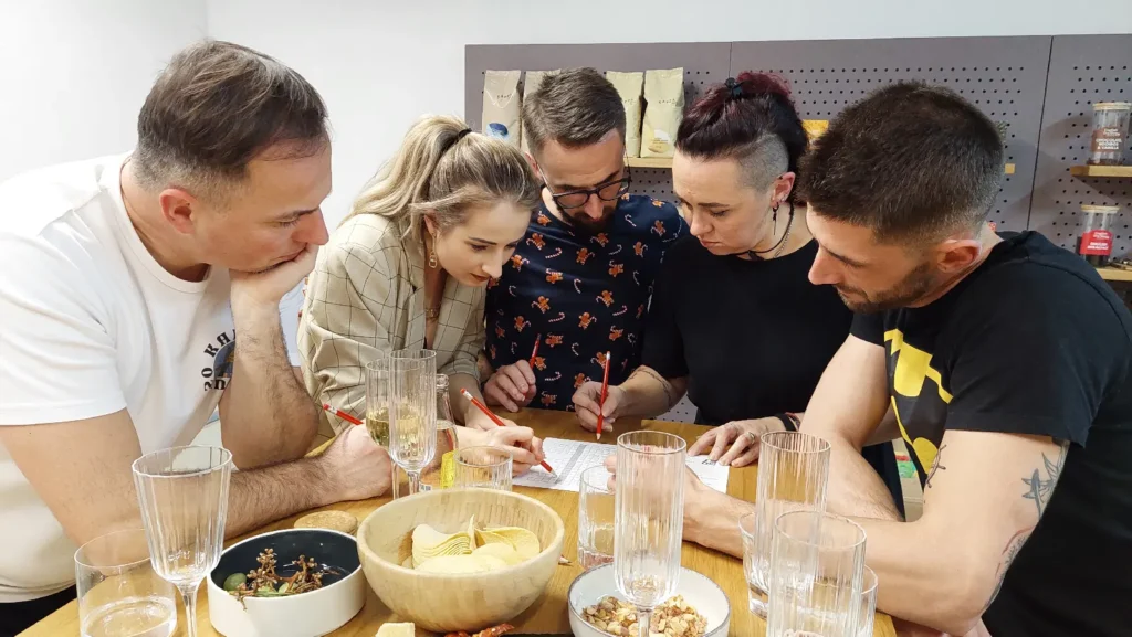 Tím rieši šifru počas firemnej párty hry – teambuilding plný, kvízov, hlavolamov, zábavy a spolupráce pre malé aj veľké skupiny