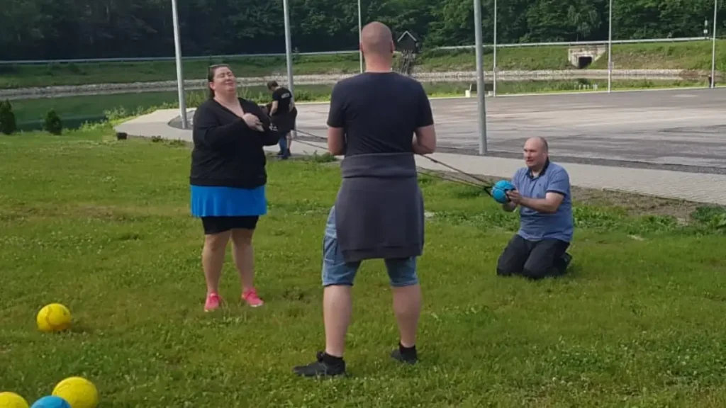 teambuilding – streľba z obrieho praku ako pohybová tímová aktivita